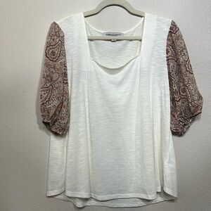 Off white blouse with pretty semi sheer printed sleeves. Size xl EUC